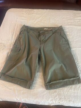 DKNY Olive Green Bermuda Cargo Shorts sz 8